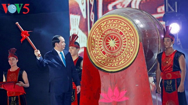 President visits Nghe An armed forces, opens Cua Lo Tourism Festival 2017 - ảnh 1